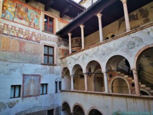 Castelvecchio, loggiati del cortile interno