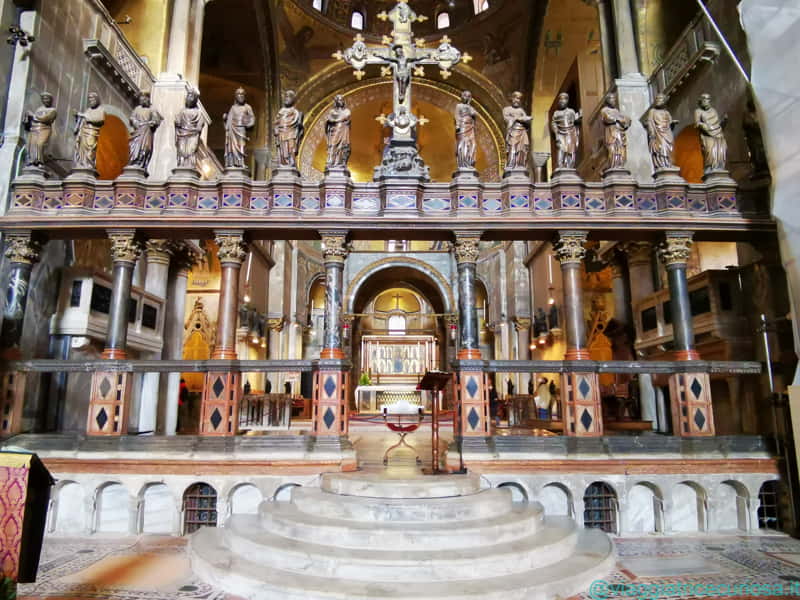 Iconostasi gotica della basilica di san Marco, con i dodici apostoli, la Vergine e san Marco