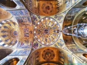 Veduta della cupola centrale - raffigurante l'Ascensione di Gesù - e di quella della Pentecoste