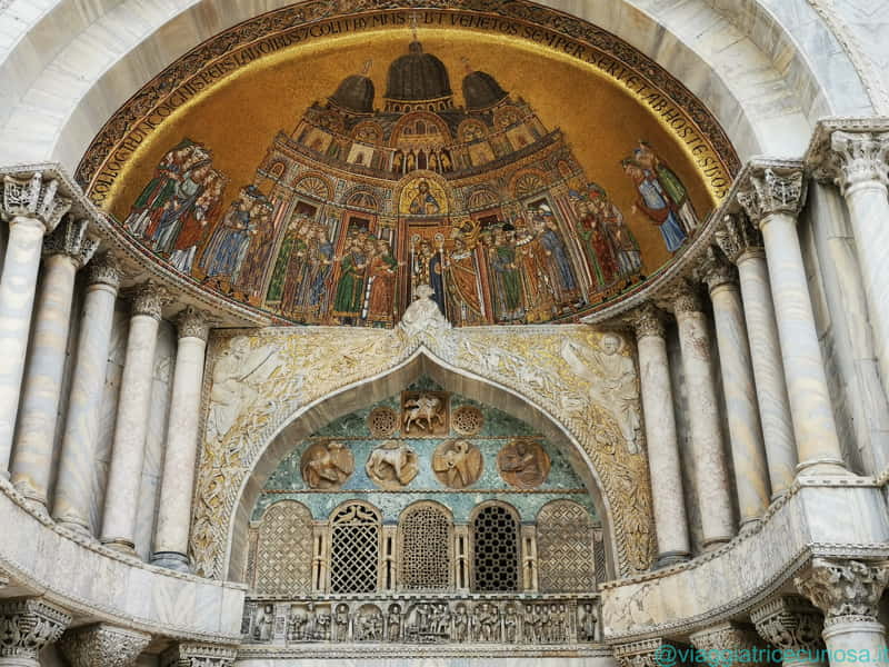 Catino sopra il portale di sant'Alipio, raffigurante il trasporto processionale di san Marco in basilica (mosaico del XIII secolo)
