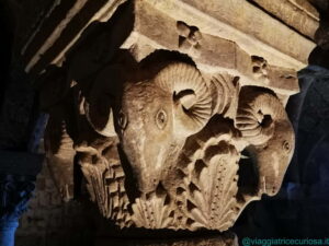 Capitello decorato con teste di ariete e foglie di acanto