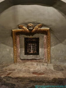 Le pietre che, secondo la tradizione, provengono dal Pretorio di Pilato a Gerusalemme, custodite dietro una grata dentro il sacello
