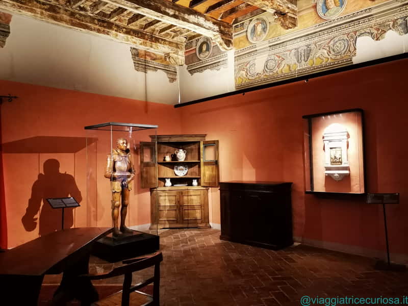 Museo di Palazzo Orsini. Sala che riproduce lo studio di Niccolò III Orsini e ne custodisce la statua lignea