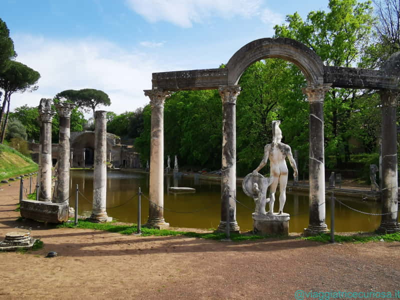 Villa Adriana a Tivoli, il Canopo con il colonnato ornato da statue