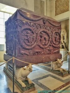 Il sarcofago di Costanza in porfido rosso, esposto ai Musei Vaticani. Sulla cassa, tralci e amorini intenti alla vendemmia