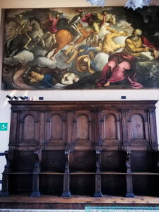 Sala dell'Albergo, con i dossali cinquecenteschi e la tela di Jacopo Palma il Giovane raffigurante i Quattro Cavalieri dell'Apocalisse