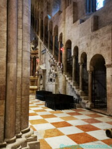 La navata laterale con la scala rampante ricavata nello spessore della parete. La rampa sale all'indietro verso la controfacciata