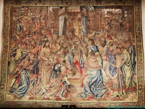 Atelier di Peter van Aelst, Cristo davanti a Caifa (al centro). In alto, Cristo davanti ad Anna (a sinistra) e Cristo deriso (a destra)