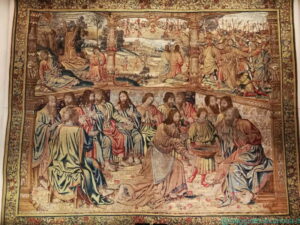 Arazzi con le Storie della Passione di Cristo. Atelier di Peter van Aelst, Lavanda dei piedi (al centro). In alto, da sinistra a destra: Cristo nell'orto di Gethsemani, Cristo condotto a Gerusalemme, Cristo tradito da Giuda