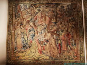 Arazzi con le Storie della Passione di Cristo. Atelier di Peter van Aelst, Salita al Calvario (al centro). In alto, Crocifissione di Cristo