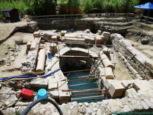 L'area archeologica del Bagno Grande con, al centro, la vasca sacra