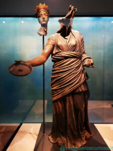 Statua femminile in bronzo con dedica in etrusco al Flere di Havens (Nume della Fonte). San Casciano dei Bagni, Bagno Grande. II secolo a.C.