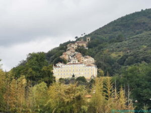Il borgo di Collodi, preceduto da Villa Garzoni