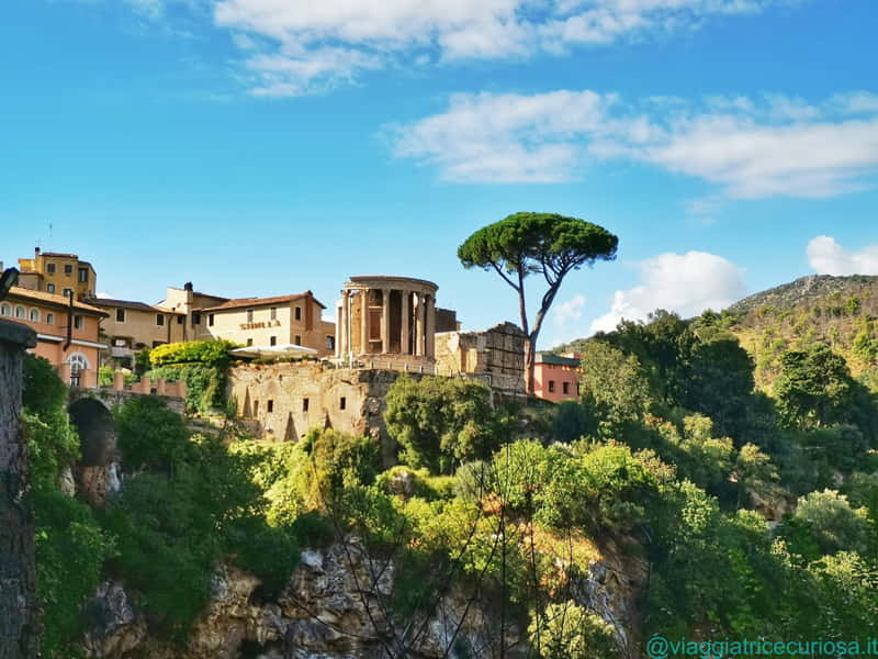 Parco di Villa Gregoriana. L'antica acropoli di Tivoli con il tempio rotondo forse dedicato alla Sibilla Albunea e il tempio rettangolare forse dedicato a Tiburno, fondatore della città