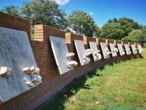 Daniel Spoerri, "Duodecim ultimae cenae de claris molieribus - Il muro delle ultime dodici cene di donne celebri", 2008