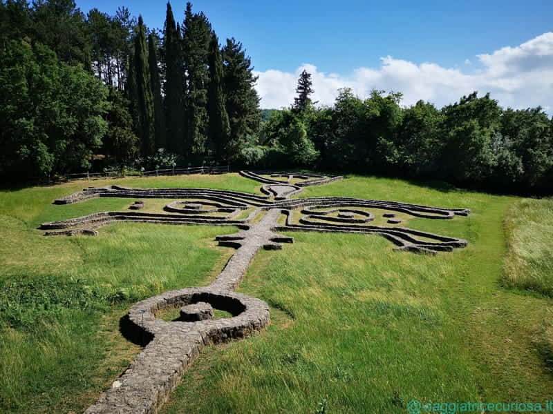 Giardino di Daniel Spoerri, Daniel Spoerri, "Sentiero murato labirintiforme" (da un petroglifo precolombiano), 1998